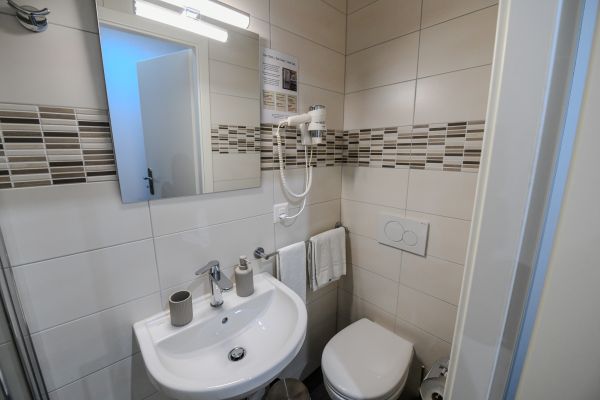 simple-salle-de-bain-3399248E3-C983-925F-8655-3866E76938B8.jpg